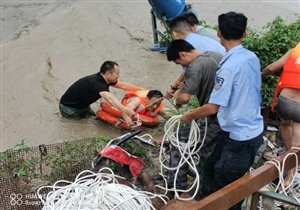 向大湖两次跳入洪水中救援被困工人