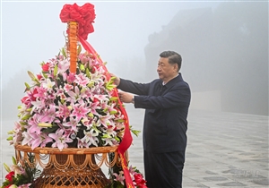 习近平在山西阳泉市向抗战烈…