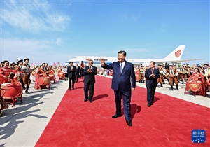 习近平率中央代表团抵达乌鲁木齐出席新疆维吾尔自治区成立70周年庆祝活动