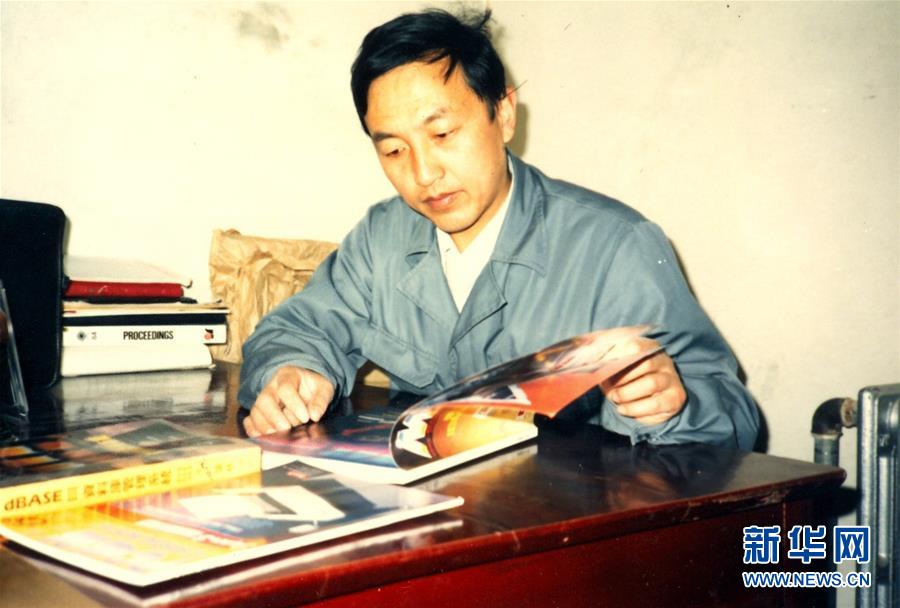 这是柳传志早年工作照片（资料照片）。