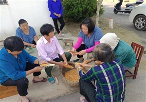 党旗在基层一线高高飘扬 | 闲不住的社区带头人徐玲